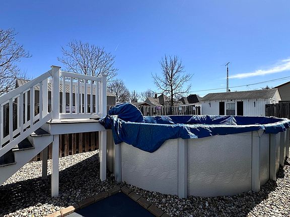5th image of 208 W Sylvia Ave