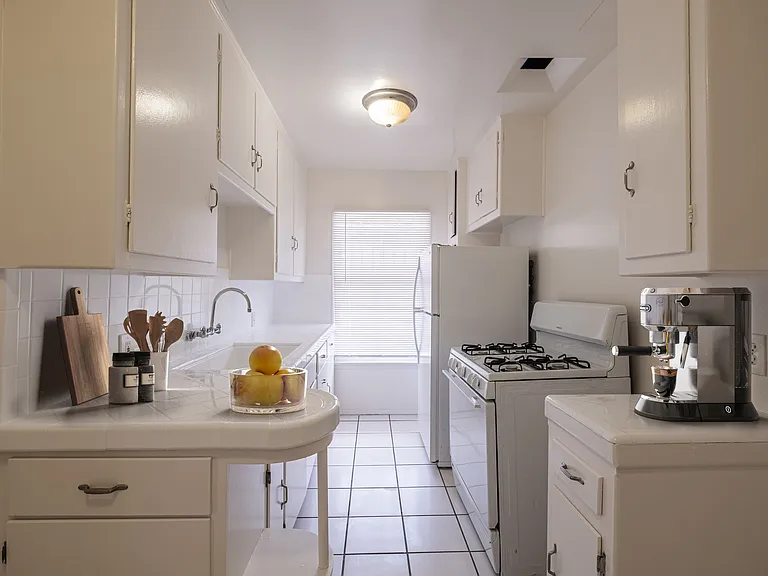 756 S Plymouth Blvd #6 — Photo 9