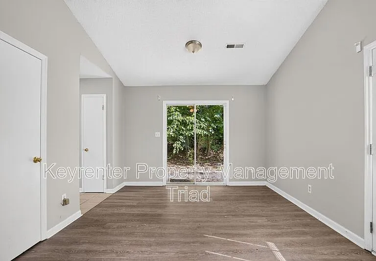 151 Laura Ave — Photo 18