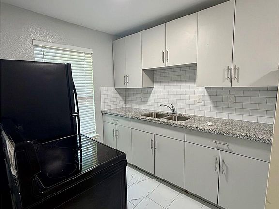 5th image of 819 Oak St APT 4