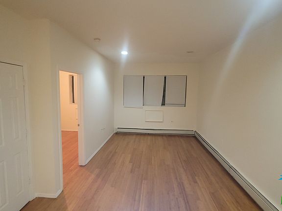 3rd image of 6685A Broadway Floor 2