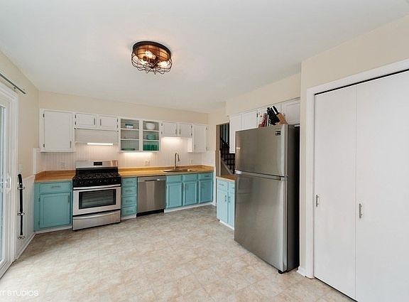 3rd image of 31 Essex Ln