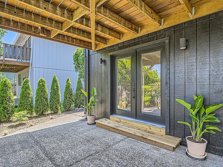 304 Jackson St — Photo 3