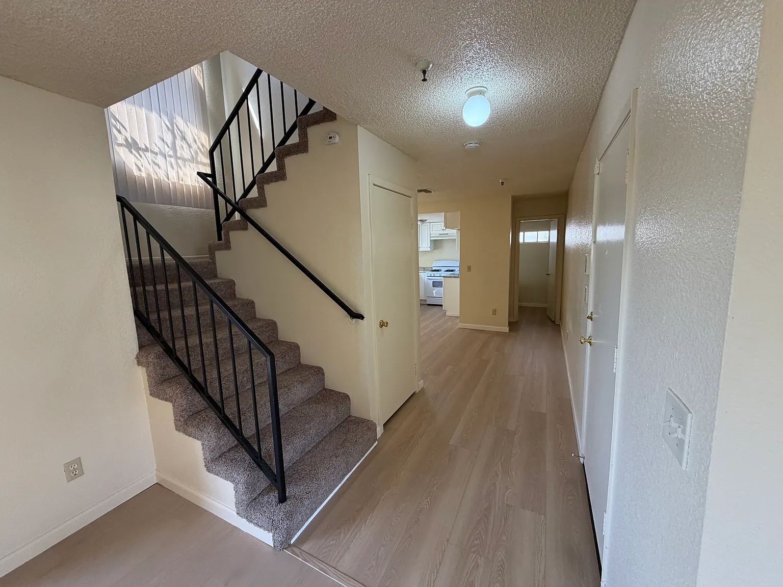 2 bed, 2.5 bath, 1300 sqft, $2,949 — Photo 2