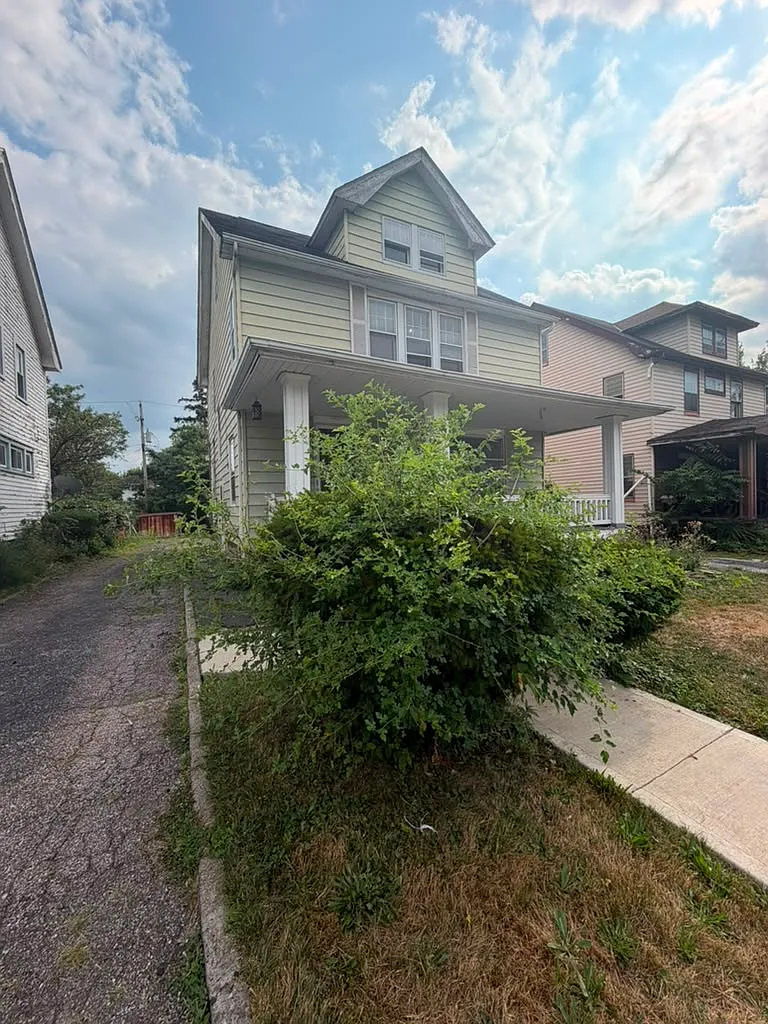 3 bed, 2070 sqft, $1,445 — Photo 2