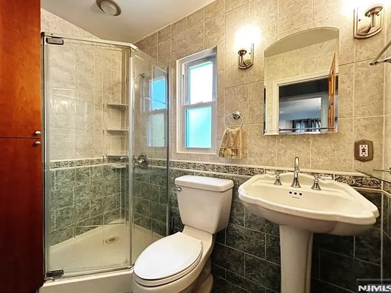 321 Maplewood Dr — Photo 16