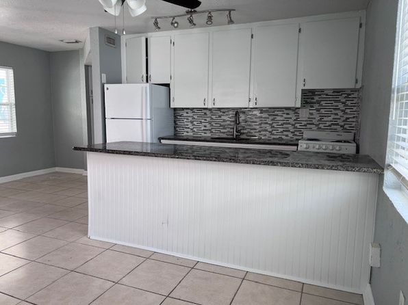 609 69th Ave APT 4