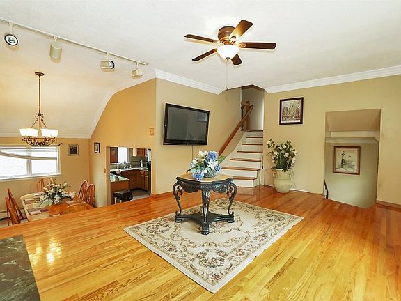 5th image of 10 Galaxie Ln