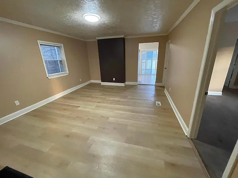 332 E Lincoln St — Photo 5