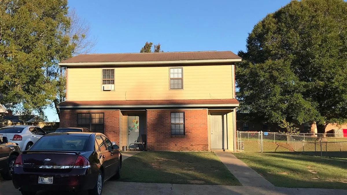 2 bed, 1.5 bath, 1015 sqft, $1,075 — Photo 1