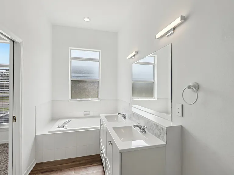 Devon Circle Apartments — Photo 17