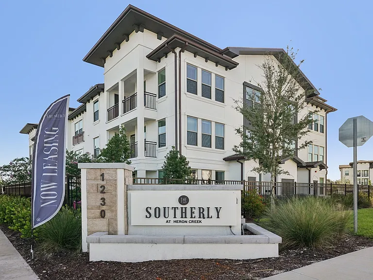 Southerly at Heron Creek — Photo 41
