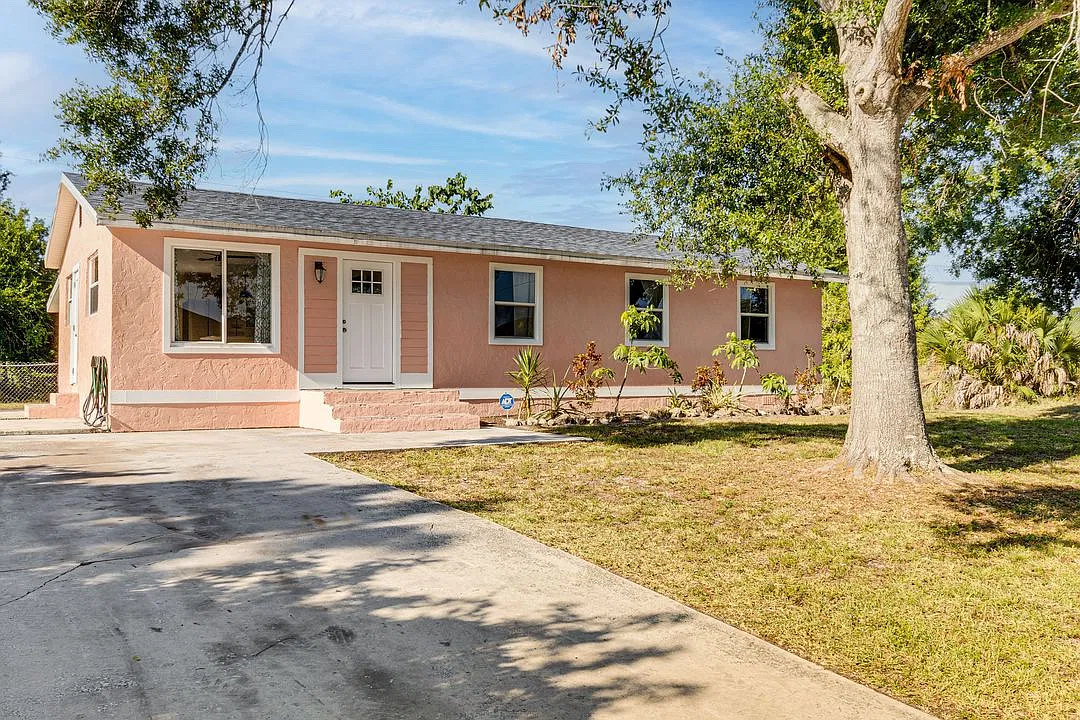 3 bed, 1260 sqft, $1,900 — Photo 1