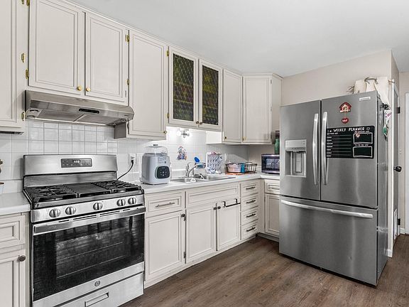 5th image of 190 W Bacon St