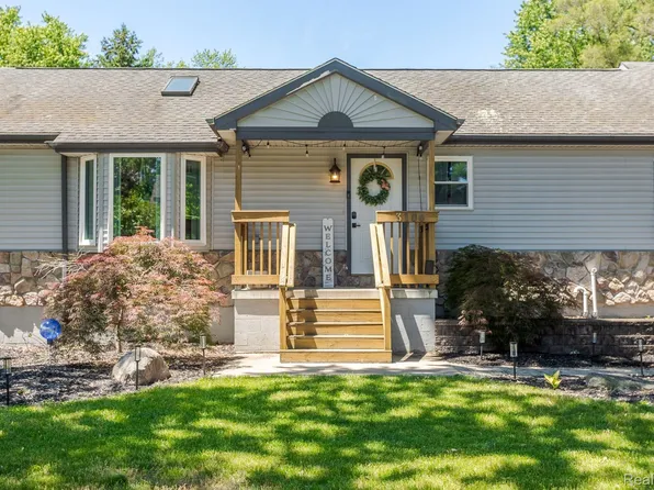 3106 Mapledale St, Commerce Township, MI 48382