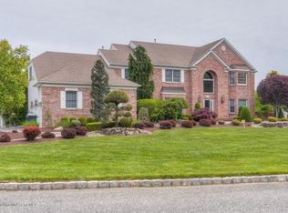 319 Valley View Cir, Freehold, NJ 07728