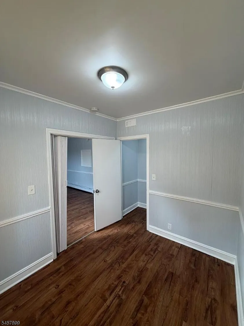 3 bed, 1.5 bath, 2851 sqft, $2,100 — Photo 2