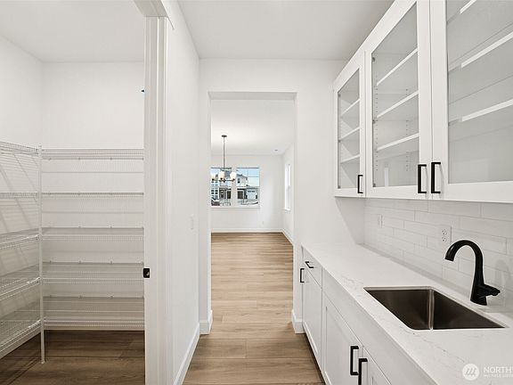 4th image of 2210 Oak Court #6