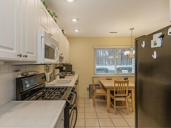 5th image of 2 Crescent Cir