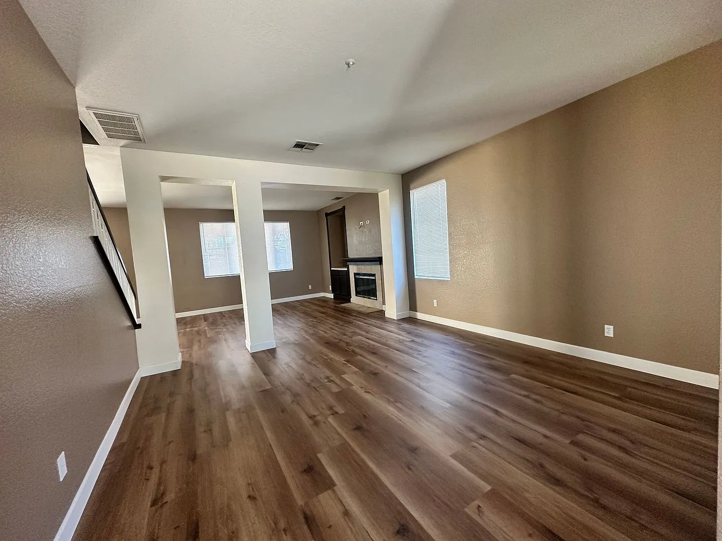 Gorgeously upgraded 4 bedroom home in Hunter's Ridge — Photo 2