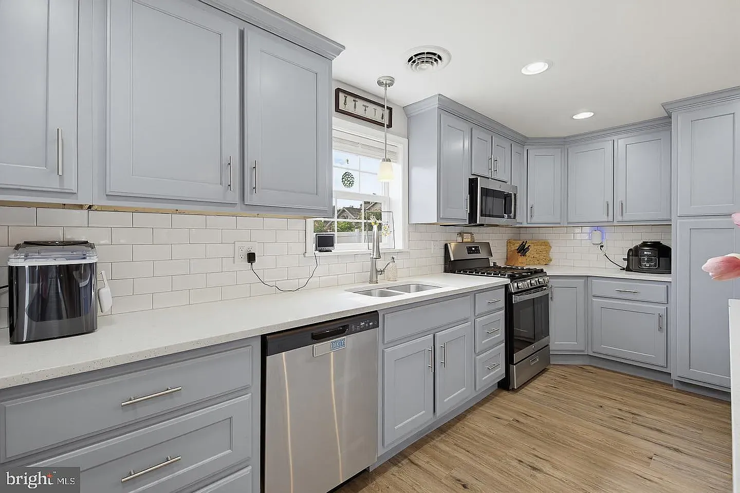 6 bed, 3398 sqft, $3,600 — Photo 3