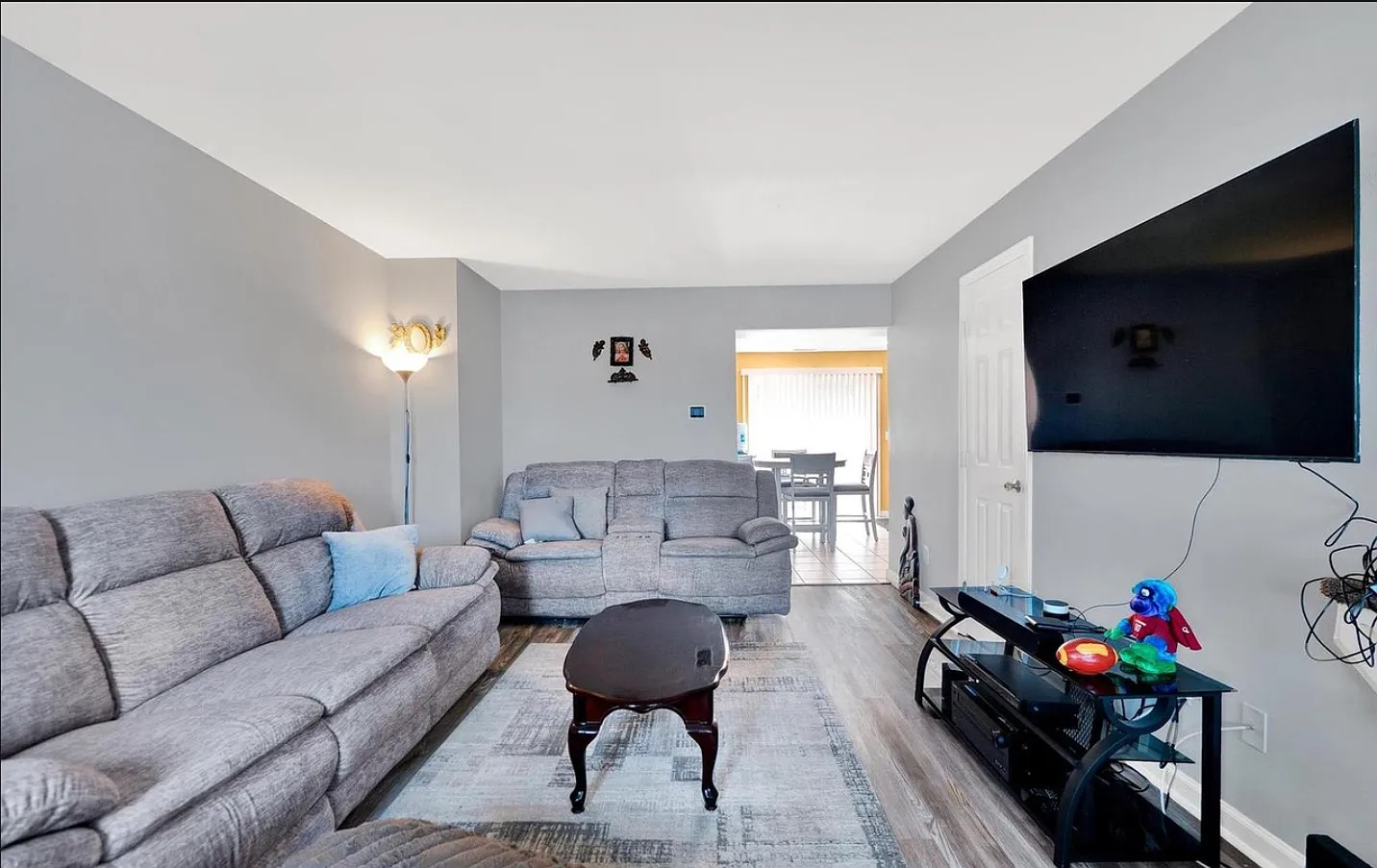3 bed, 1.5 bath, 1024 sqft, $2,350 — Photo 2