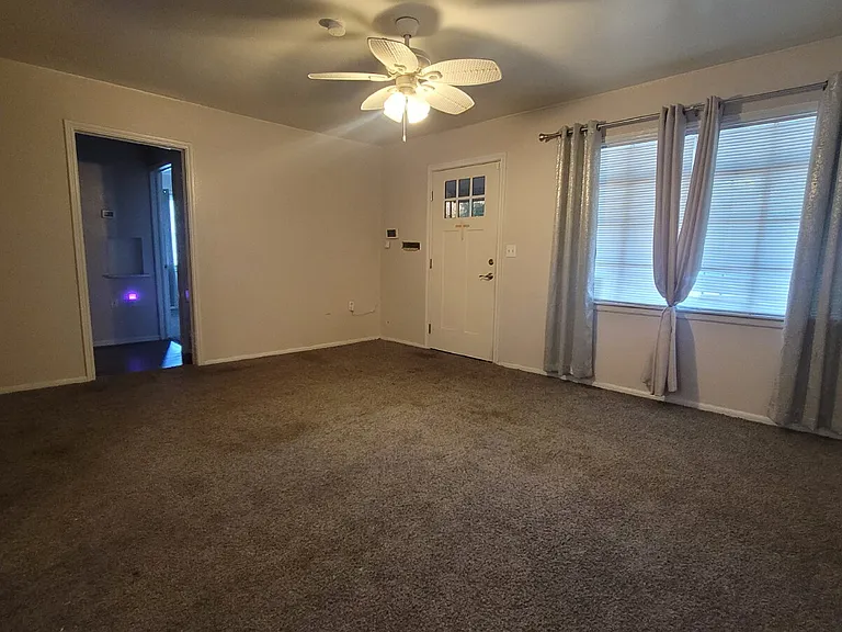 701 E Pinecrest Dr — Photo 2
