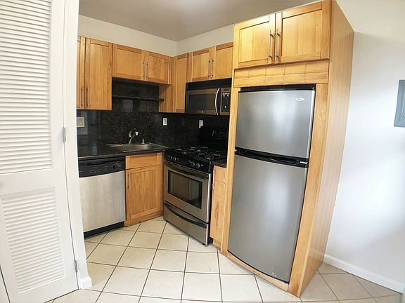 2nd image of 3235 Vicente St APT 2
