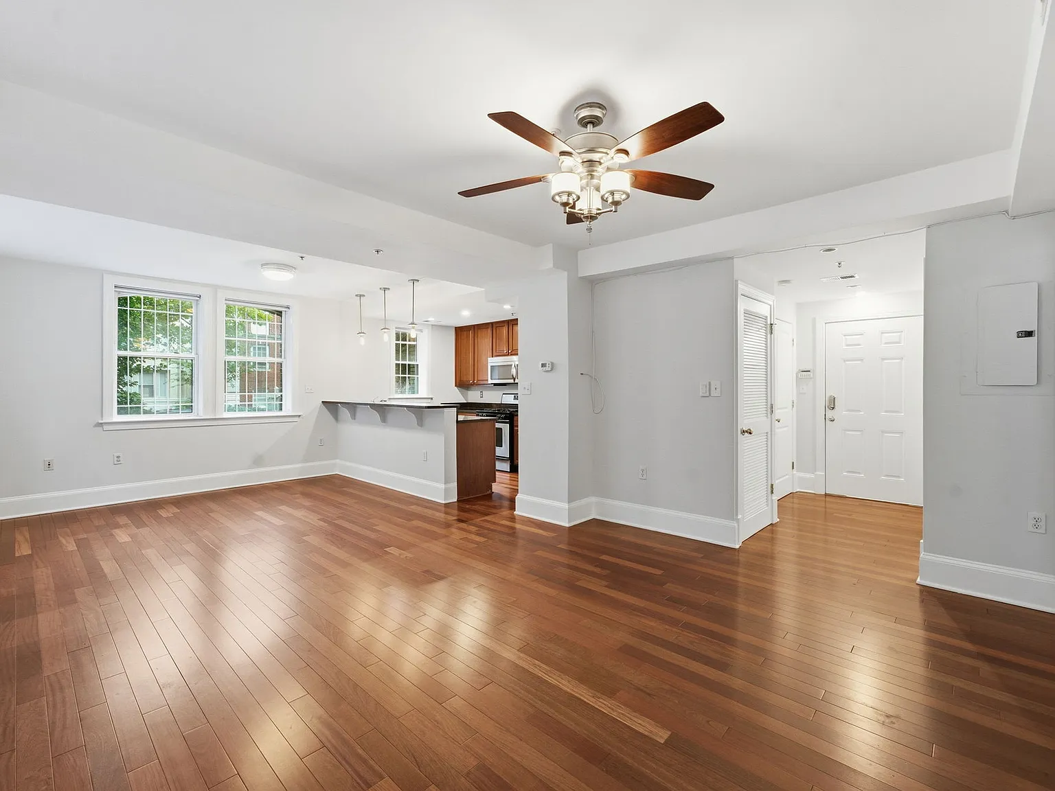 1 bed, 702 sqft, $2,400 — Photo 2