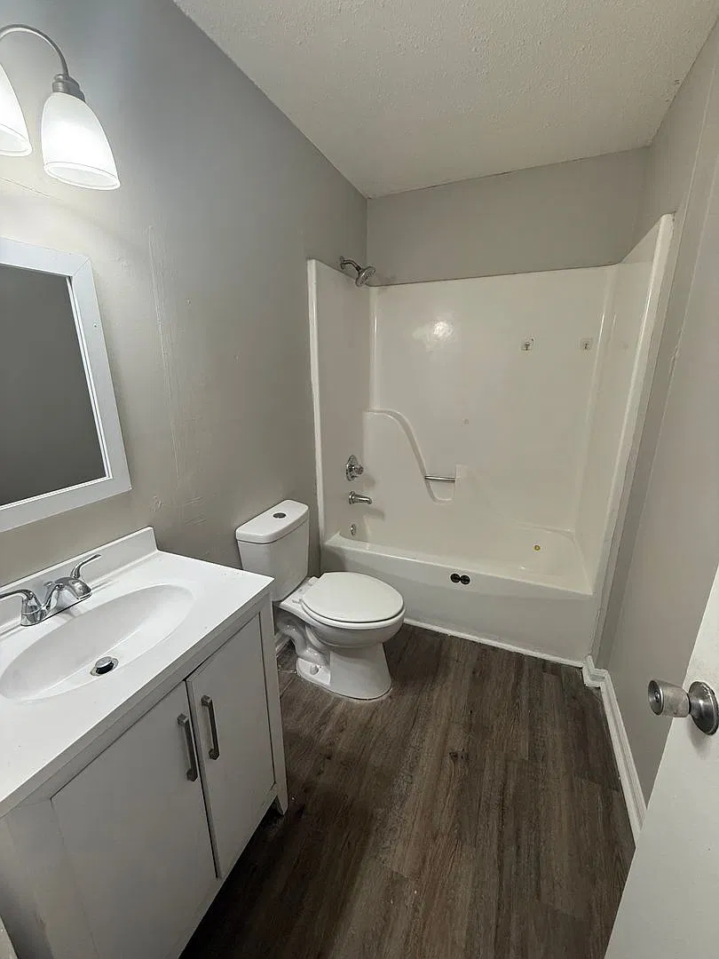 802 Riviera — Photo 2