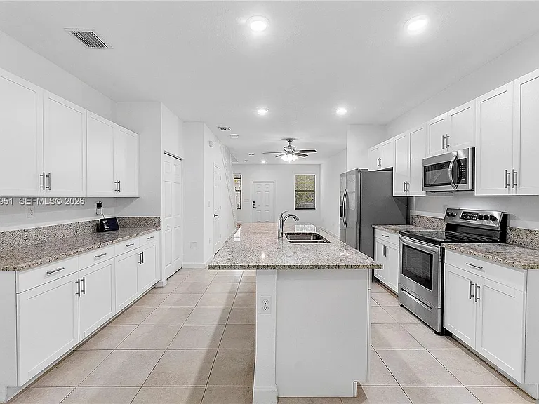1541 SW 28th St #1541 — Photo 5