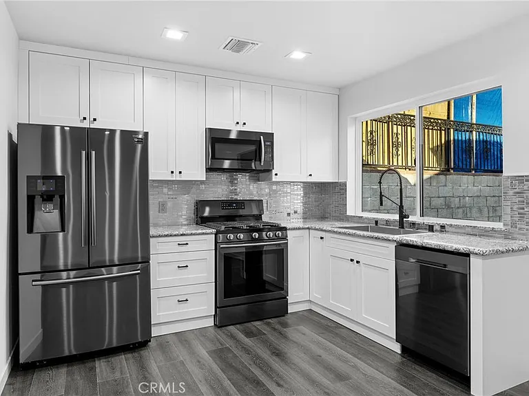 915 Cornell — Photo 7