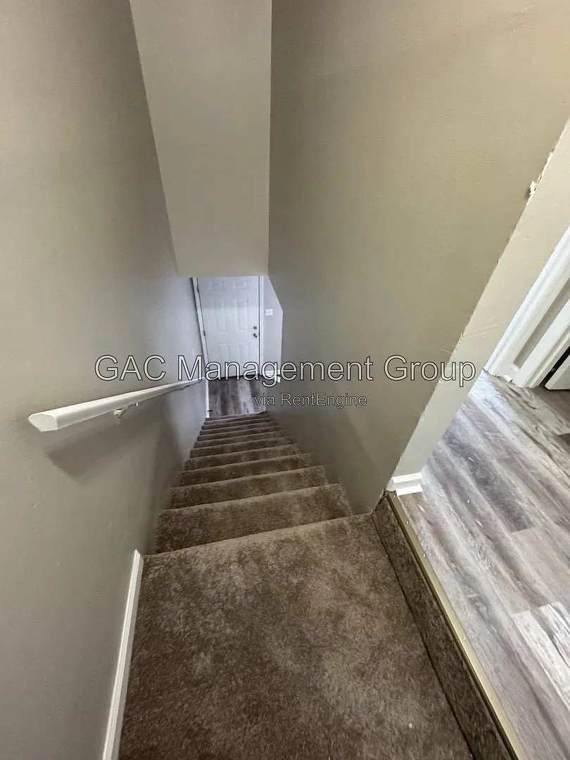 2 bed, 1.5 bath, 1050 sqft, $1,300 — Photo 4