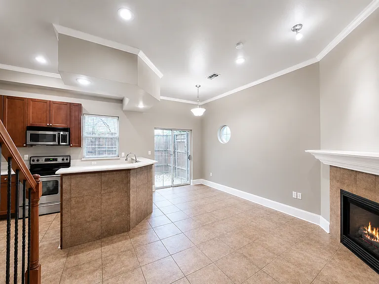 1819 N Fitzhugh Ave #A — Photo 3