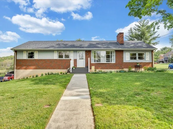 76 Lakeland Cir, Troutville, VA 24175