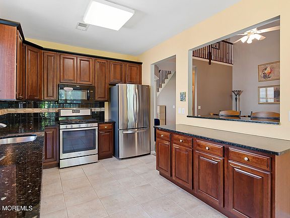 5th image of 8 Magnolia Court