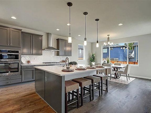 Kitchen w/breakfast bar