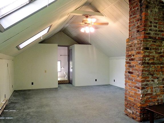View of second level, 2nd full bath at end of room.