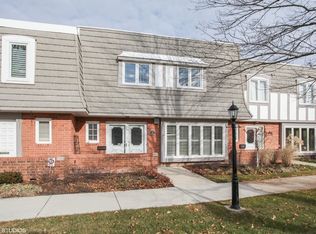 1477 Avignon Ct, Highland Park, IL 60035