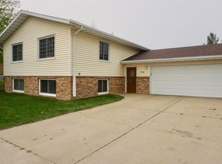 905 13th St E, Dickinson, ND 58601
