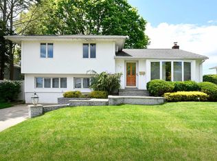 59 Debora Dr, Plainview, NY 11803