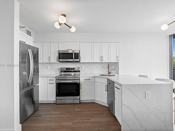 4th image of 19101 NE 36th Ct #402