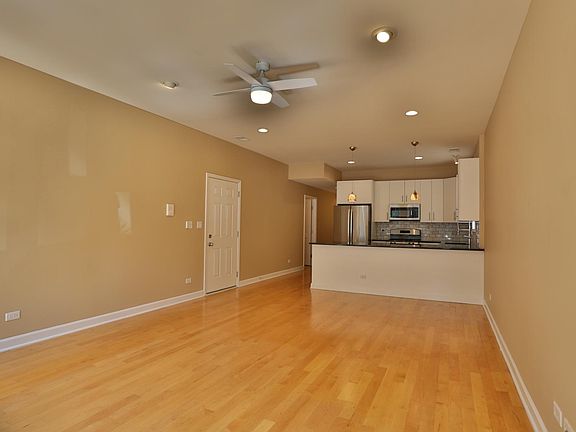4135 N. Kedvale #202 Living Room
