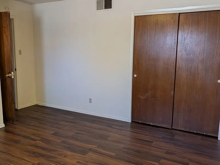 510-512 Valencia Dr SE — Photo 5