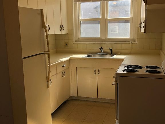 2nd image of 714 Henry St #1