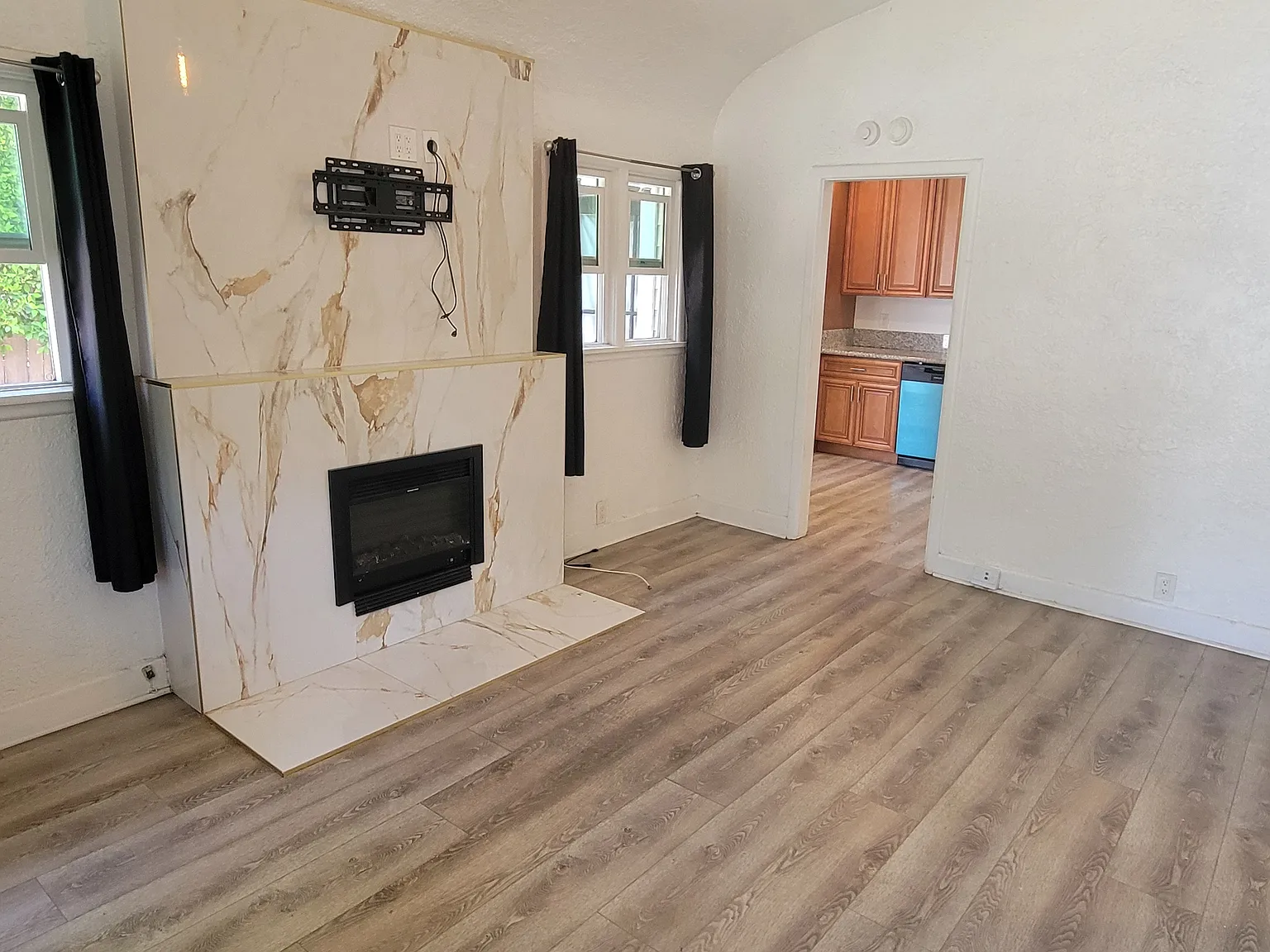 2 bed, 1000 sqft, $3,300 — Photo 3