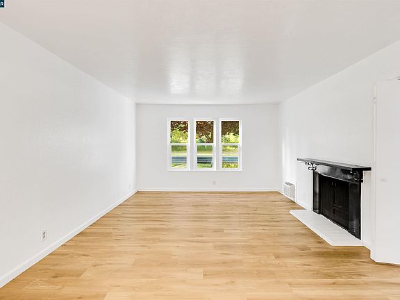 3rd image of 375 Camelback Rd APT 4