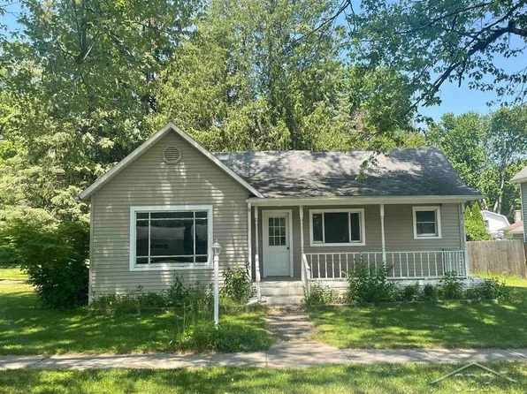 427 Cedar St, Breckenridge, MI 48615