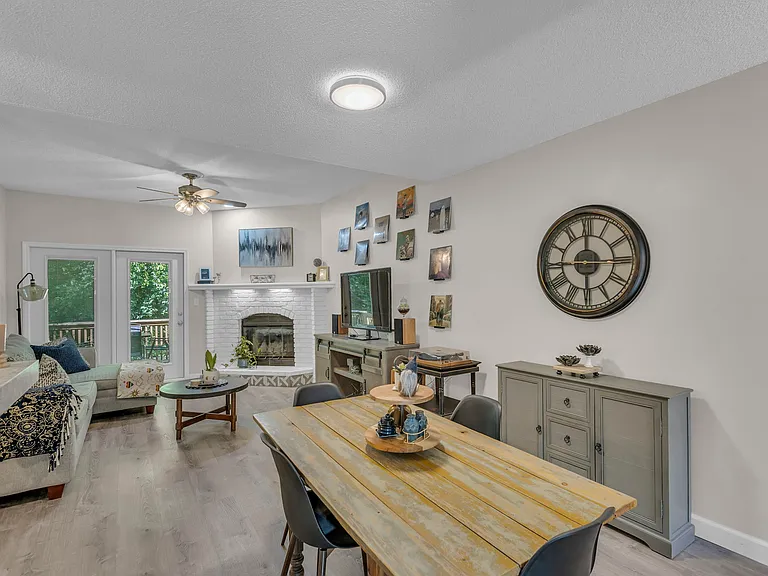 1409 Lawrence Ave — Photo 4