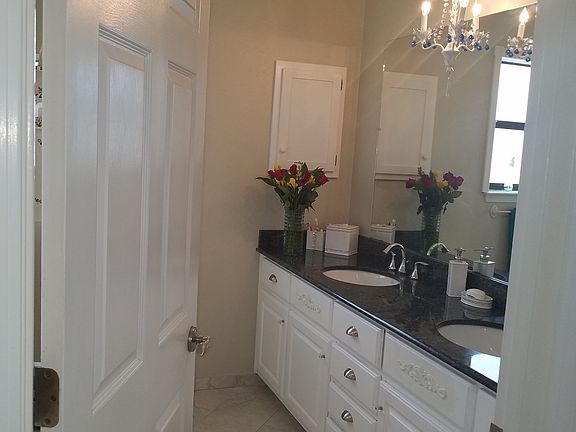 Upstairs Full Bathroom